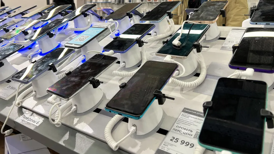 Новый сбор предусматривает ставку 250 рублей за каждый смартфон и 500 рублей за ноутбук; при отсутствии маркировки ставки значительно возрастают. Правительство расчетывает привлечь миллиарды рублей до 2029 года.