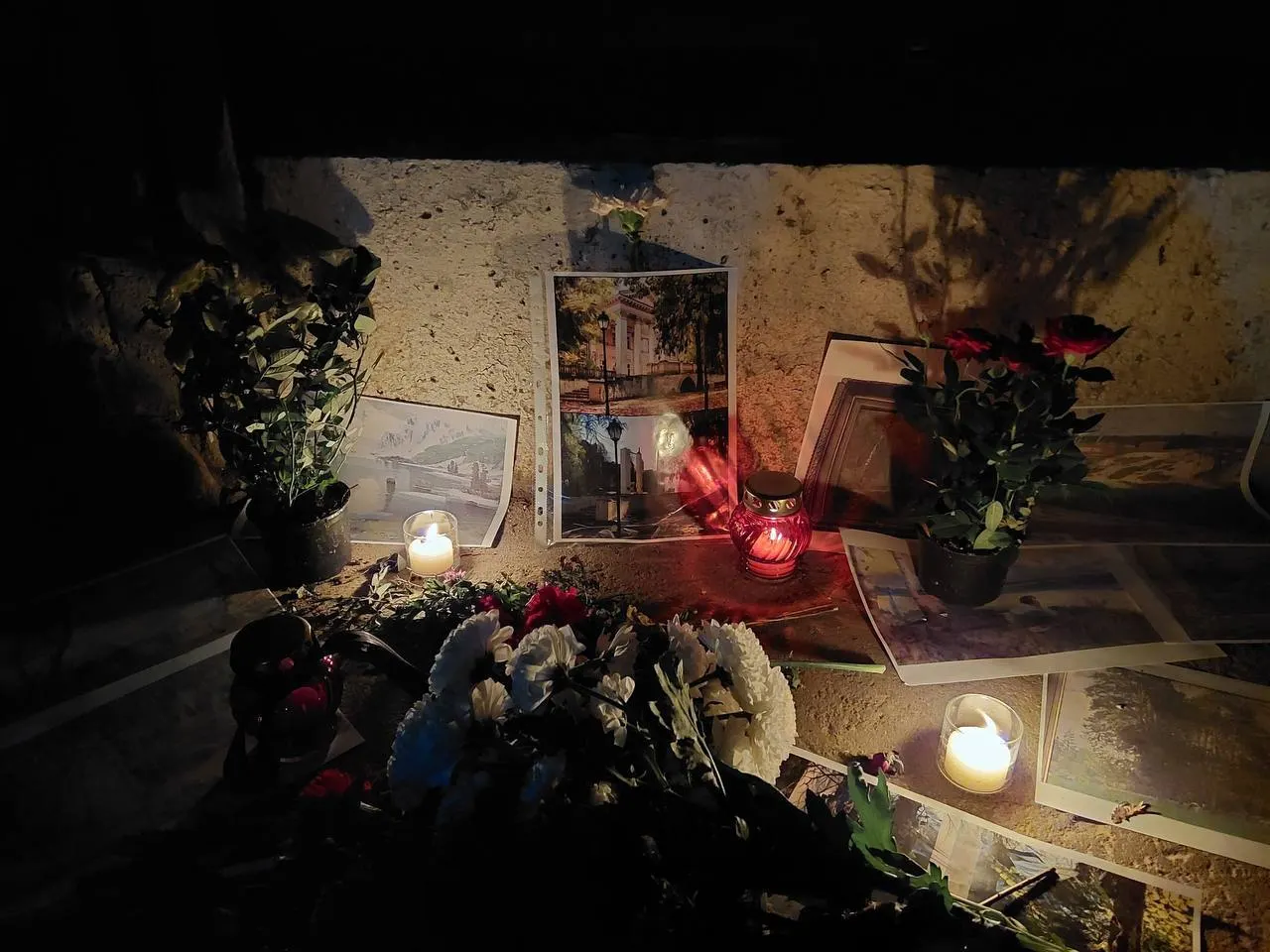 После крупного пожара усадьба Узкое в Ясеневе стала предметом мемориала; реставрация главного дома и борьба за сохранение наследия продолжаются.