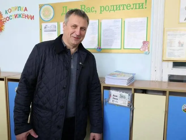 Во время планового визита глава города заметил шкафчик своего одноимённого тезки и поговорил о любопытной случайности.