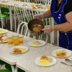 В поселке Муезерский Карелии в школьной столовой нашли просроченные и не маркированные продукты; директор школы оштрафован на 20 тысяч рублей за нарушение условий хранения.