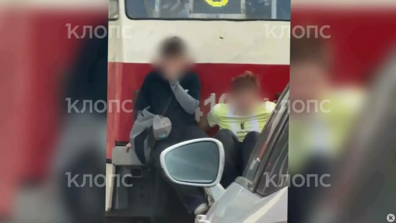 Юные хулиганы возле остановок в Калининградской области тревожат местных жителей и водителей.