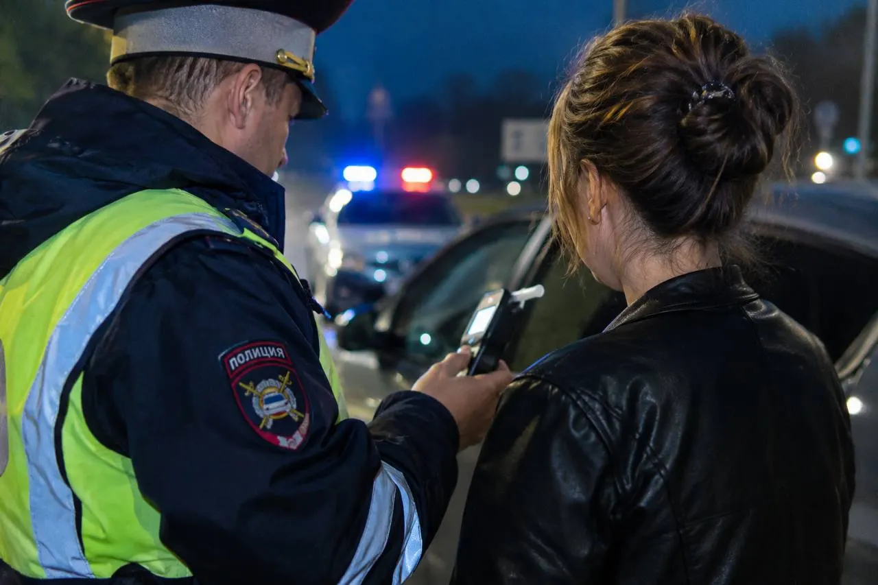 В Алтайском крае вынесены наказания за управление автомобилем в нетрезвом виде: женщина получила 10 суток административного ареста, мужчина — штраф и лишение прав.