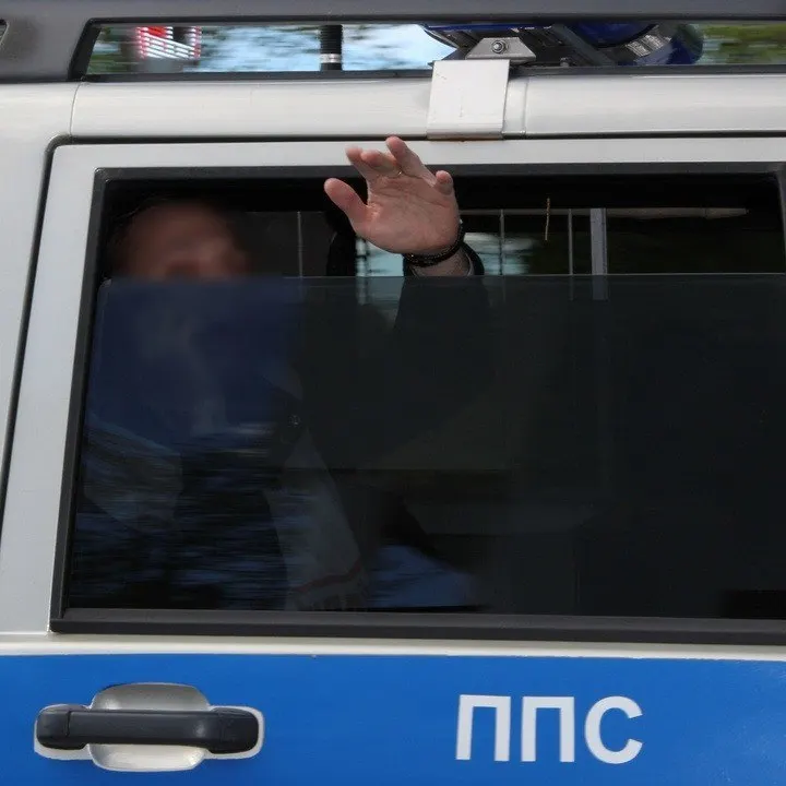 Поздно вечером в частном доме произошёл конфликт: на место прибыли полицейские, пострадавшим оказана медицинская помощь, подозреваемый задержан.