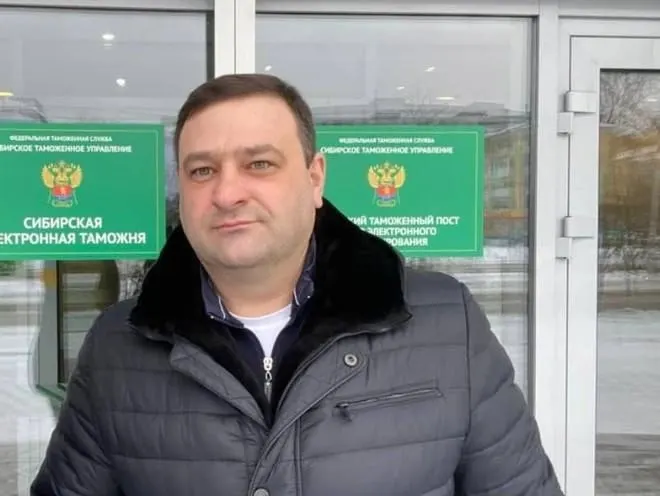 Директор Красгорпарка Эдуард Веккессер задержан по подозрению во взятке. По предварительным данным он мог быть причастен к взятке; место его нахождения неизвестно; официального подтверждения пока нет.
