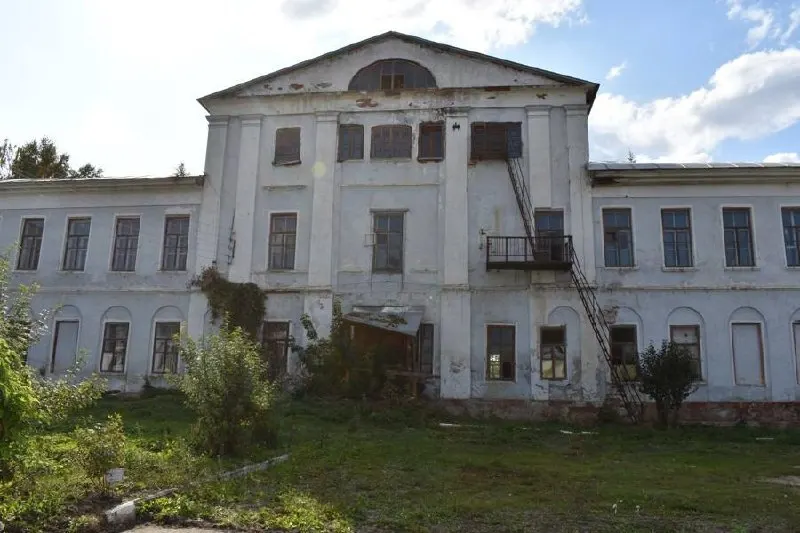 На продажу выставлено здание бывшей учительской семинарии с богатой историей, где, по данным краеведов, останавливался Александр Пушкин. Оценочная стоимость — 3,1 млн ₽. Также планируется реставрация винного склада в Чебоксарах с возможным открытием кафе и офисов после ремонта.