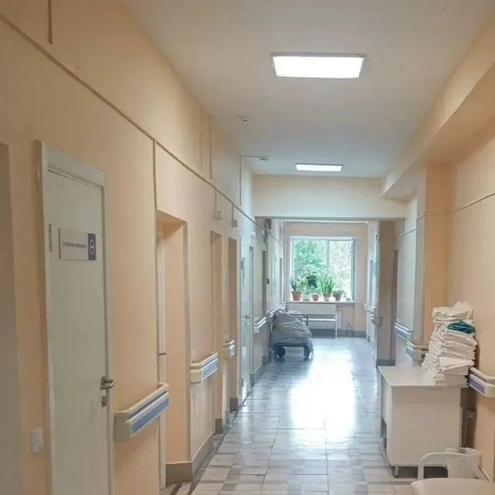 В одном медицинском учреждении Карелии зафиксирована нехватка перевязочных материалов в травматологическом кабинете; поставки уже организованы и ожидается поступление.