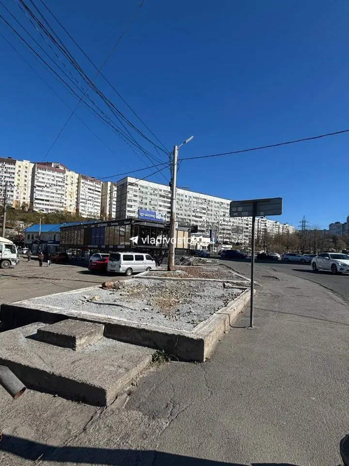 На кольцевой развязке продолжают удаление ларьков; ранее здесь размещались киоски с рыбой и фруктами.