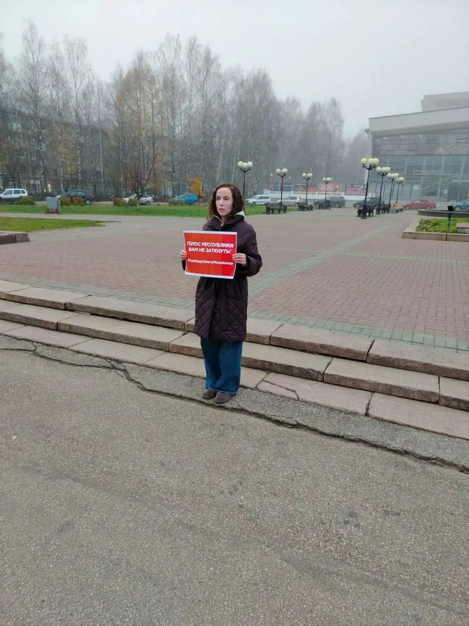 Активисты провели одиночные пикеты в поддержку бывшего депутата Госдумы от Коми Олега Михайлова; задержание и арест вызвали общественный резонанс.