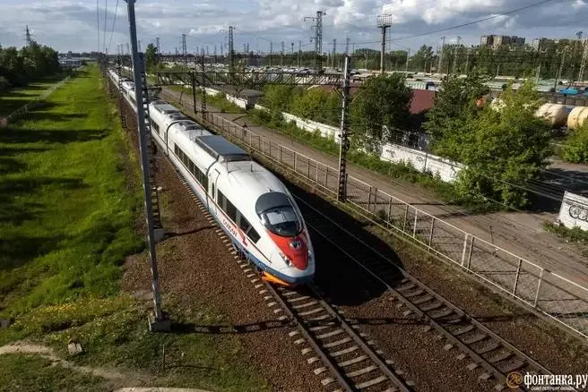 Идея приватной скоростной железнодорожной магистрали вызывает дискуссии об экономической целесообразности и технологических требованиях.