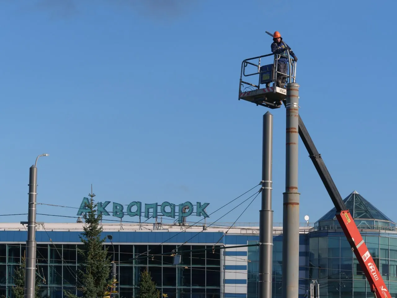 В Петербурге открыли вход в Ботанический сад после реконструкции; стартовала акция по раздельному сбору техники. В мире — новые ограничения для криптобирж и политические решения.