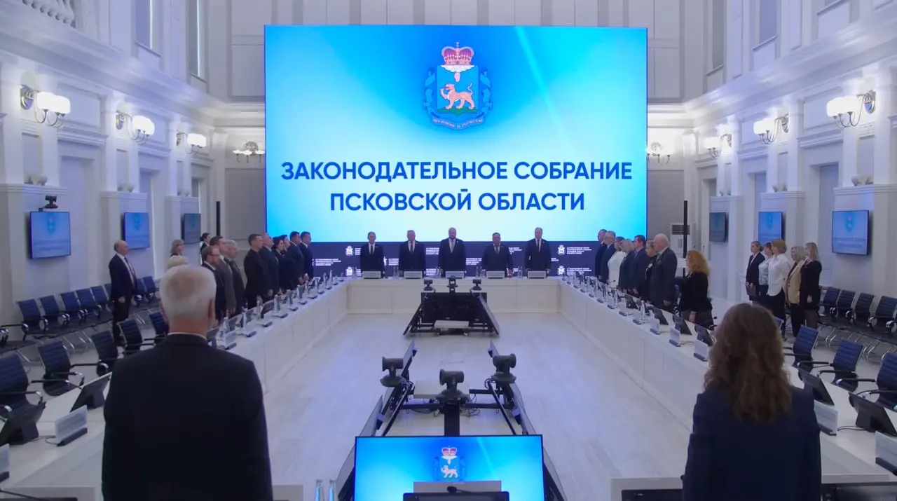 После исполнения гимна региона депутаты начали вручать удостоверения.