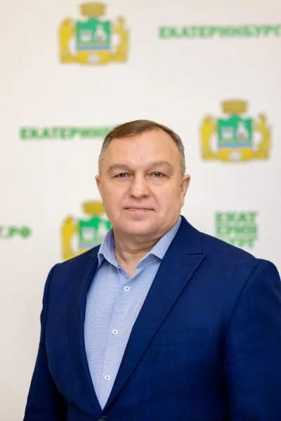 Суд заключил под стражу чиновника по делу о взятке; обвинение утверждает, что через посредников он получил крупную сумму за отсрочку сноса и узаконивание торгового объекта.