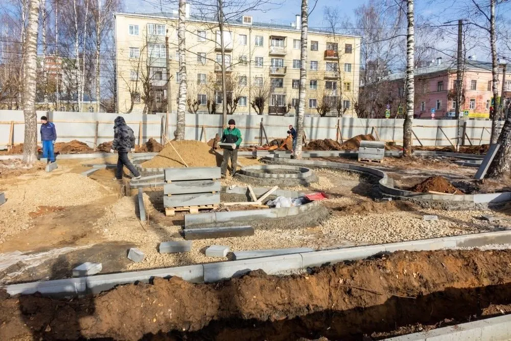 Благоустройство сквера Надежды в Кирове: укладка плитки, высадка кустарников и лабиринт из живой изгороди по инициативе волонтёров.