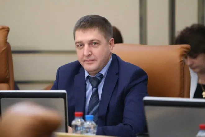 Жители элитного посёлка пожаловались на возведение дороги к участку зампреда красноярского горсовета, утверждая, что для работ задействована техника муниципального САТП и что проект может нарушать природоохранное законодательство. Суд ранее запретил распоряжаться землей в спорном участке, часть которого находится в водоохранной зоне.