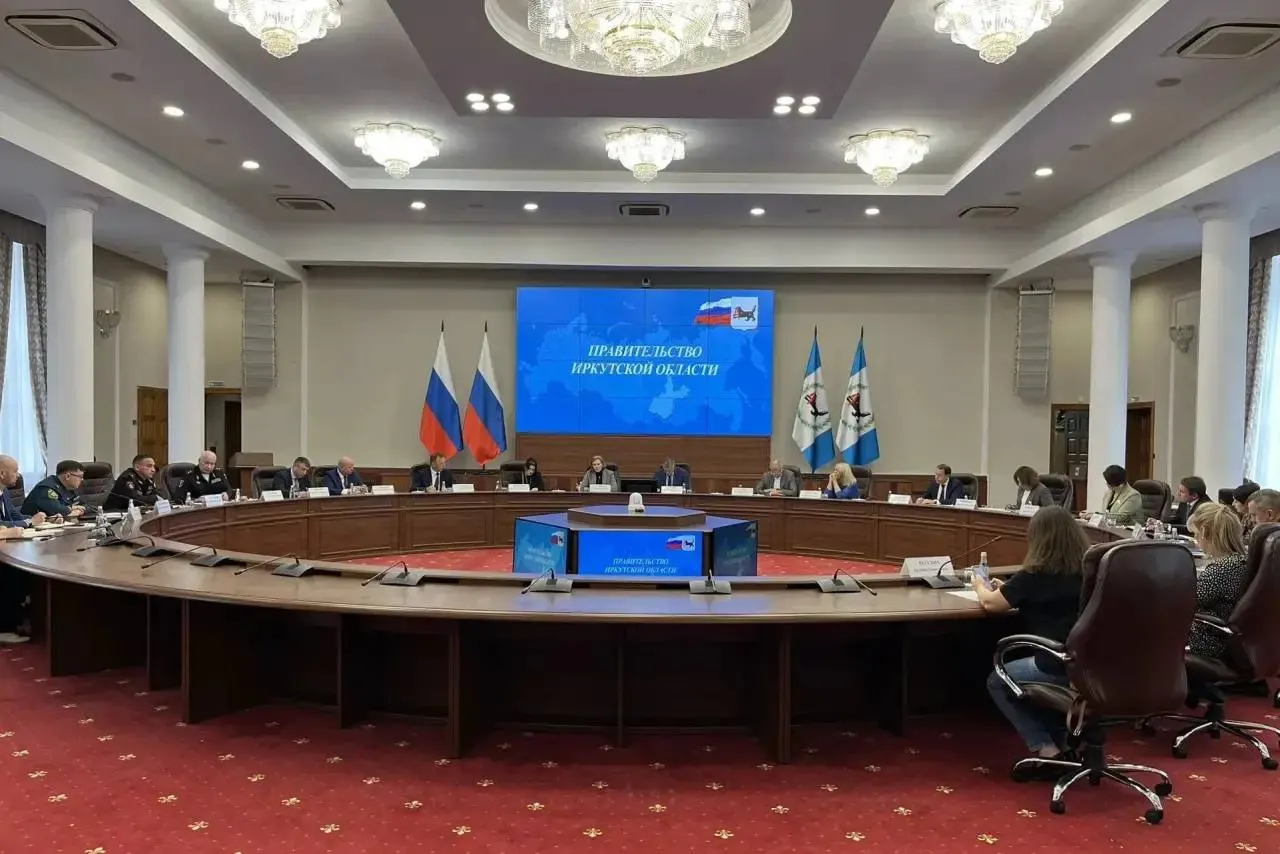 Губернатор сообщил о подозрении на неизвестное заболевание; введены меры контроля, контактные лица взяты под наблюдение; часть отделений больницы закрыта на карантин.