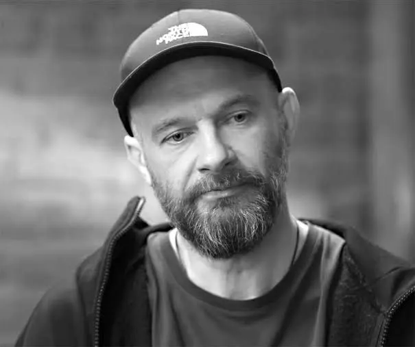 Басманный суд Москвы заочно арестовал журналиста Андрея Лошака по обвинению в оправдании терроризма; детали дела ограничены
