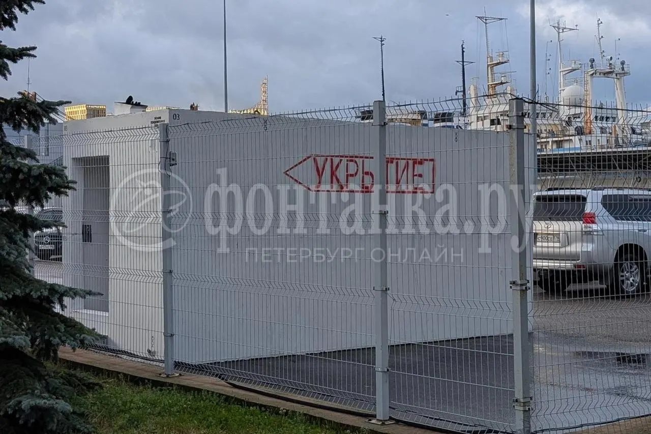 На территории порта Морской фасад вдоль проспекта Крузенштерна появились серые укрытия из железобетона; планируется установка восьми таких конструкций, общая стоимость контракта — 5 млн рублей.