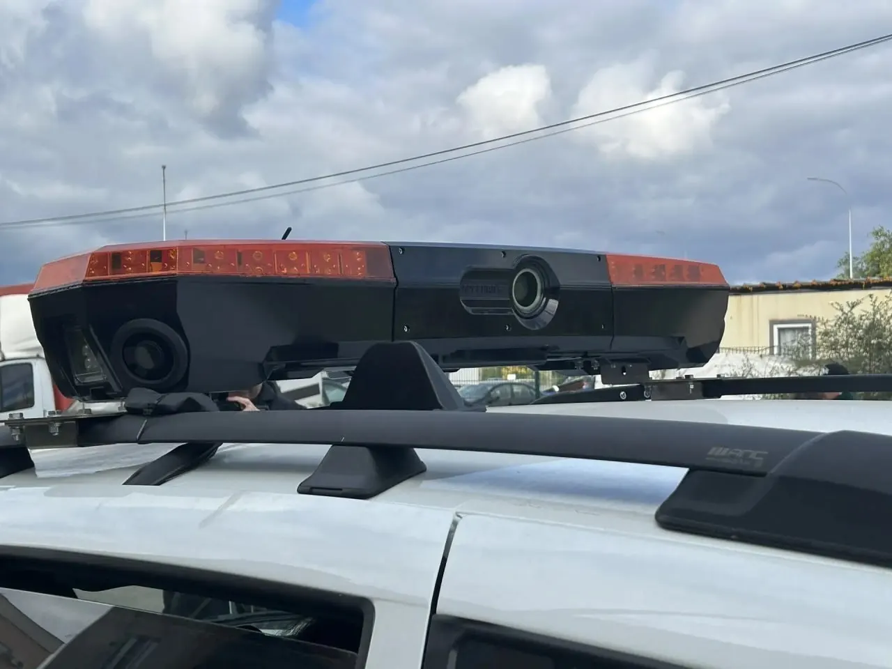 Новая система считывает номера ближайших автомобилей вокруг служебной машины на 360 градусов — даже в сумерках и плохую погоду, и мгновенно передает данные приставам.