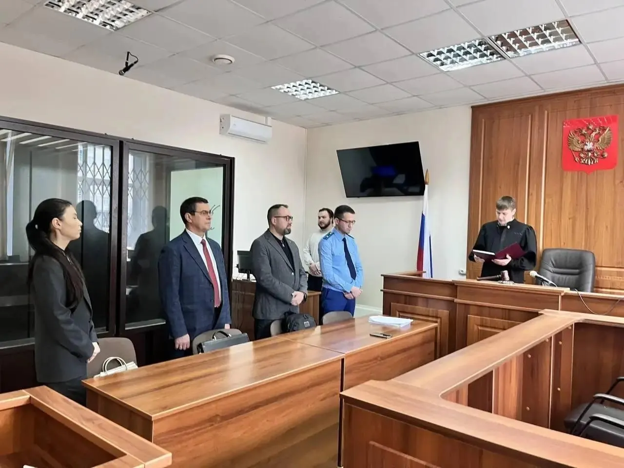 Юлия Боришполь заплатила 200 тысяч рублей сотруднице регионального Роспотребнадзора; суд снизил штраф до 3,5 млн рублей с учетом содержания под стражей. До задержания она ушла с должности в свердловском минздраве и устроилась в частную клинику; замглавы Среднеуральска — её муж, а она — родственница бывшему вице-губернатору Олегу Чемезову, которого обвиняют в мошенничестве.