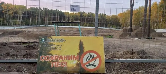 Жители требуют расследования после вырубки соснового бора и прокладки скважин под фундамент; граждане собрали подписи и обратились в надзорные органы.
