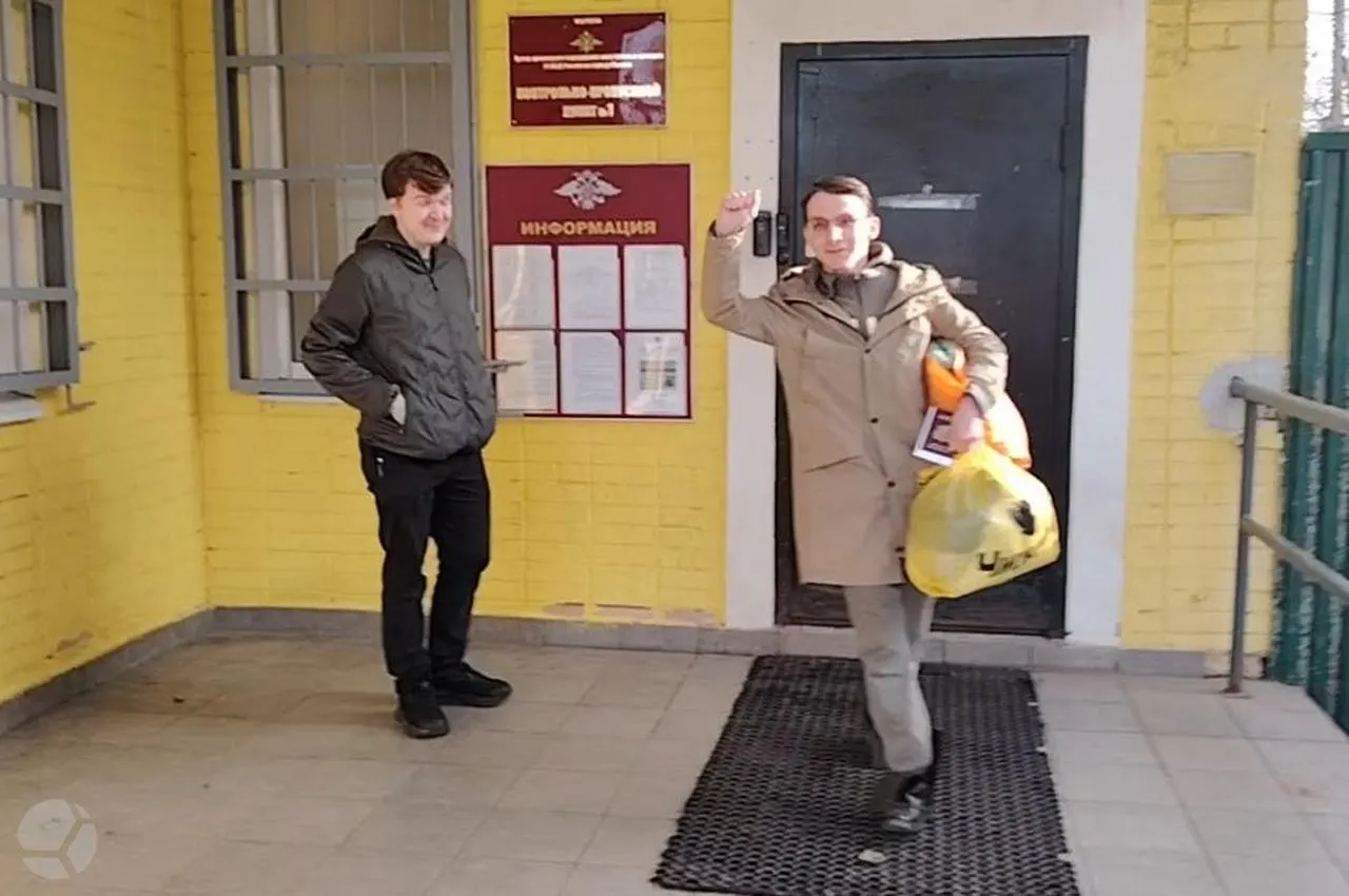 Активист КПРФ Кирилл Мартемьянов вышел на свободу после ареста на 14 суток за участие в несогласованном митинге. Соратники называют дело политически мотивированным; митинг прошел в Москве.