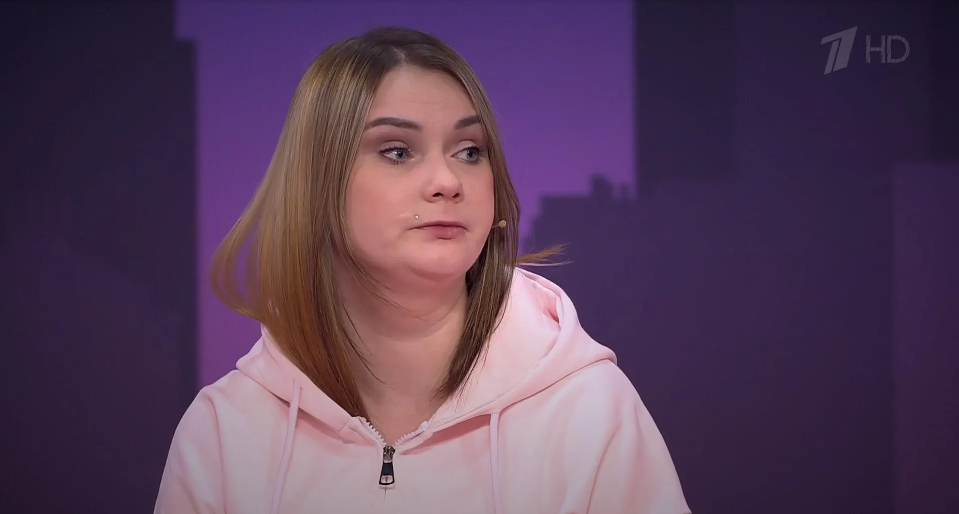 История о судьбе детей из неблагополучной семьи: мать часто оставляет детей без присмотра; детей изымали семь раз, у старшей девочки выявлено истощение, двум дочерям нужна коррекция зрения; дело рассматривается в суде.