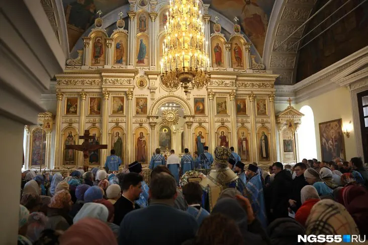 Во время богослужений в омских храмах молились за защиту города и мирных жителей на фоне тревоги из-за беспилотников; погибших нет, есть раненые, митрополит пожелал раненым скорейшего выздоровления.
