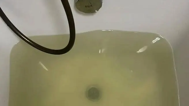Жители Тюмени жалуются на мутную и пенящуюся воду, но надзорные органы заявляют об отсутствии нарушений по итогам выборочных проб; вопрос о качестве остается актуальным.