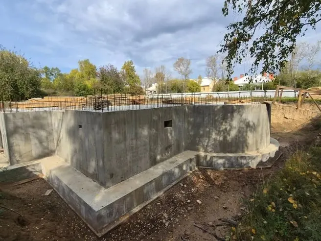 В Приморском возведён цокольный этаж нового храма; местные жители ранее выступали против проекта, обсуждались перенос и продление разрешения.