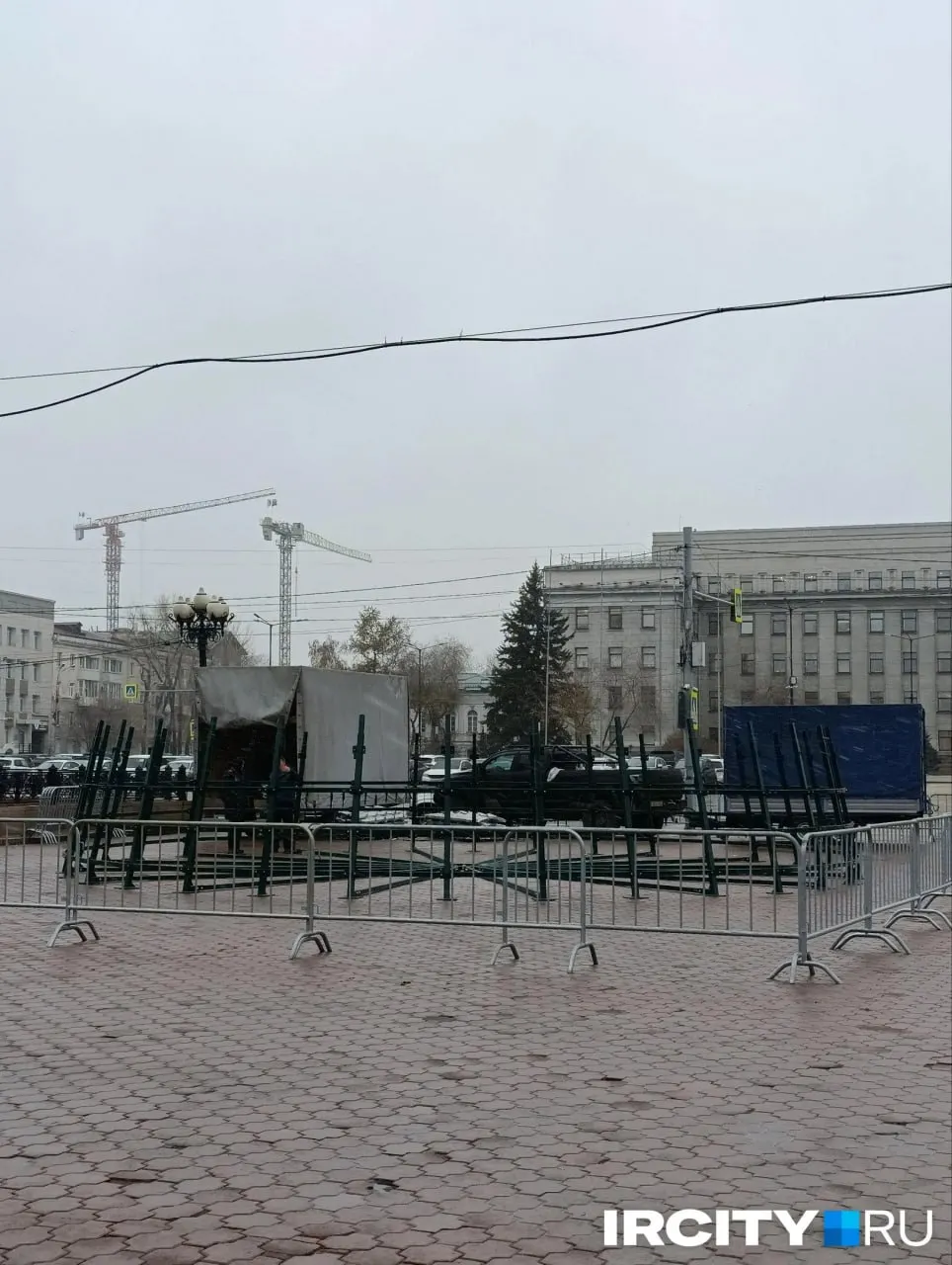 В Иркутске стартовала установка гигантской новогодней ели высотой свыше 30 метров; она получит обновлённый дизайн и станет центральной достопримечательностью города.