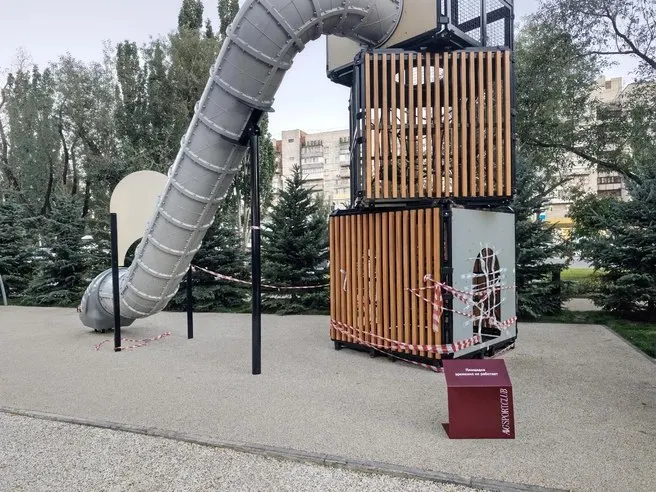 Детская горка в одном из городских скверов временно недоступна спустя месяц после открытия; вход огражден лентой, власти пообещали устранить неисправность в течение месяца.