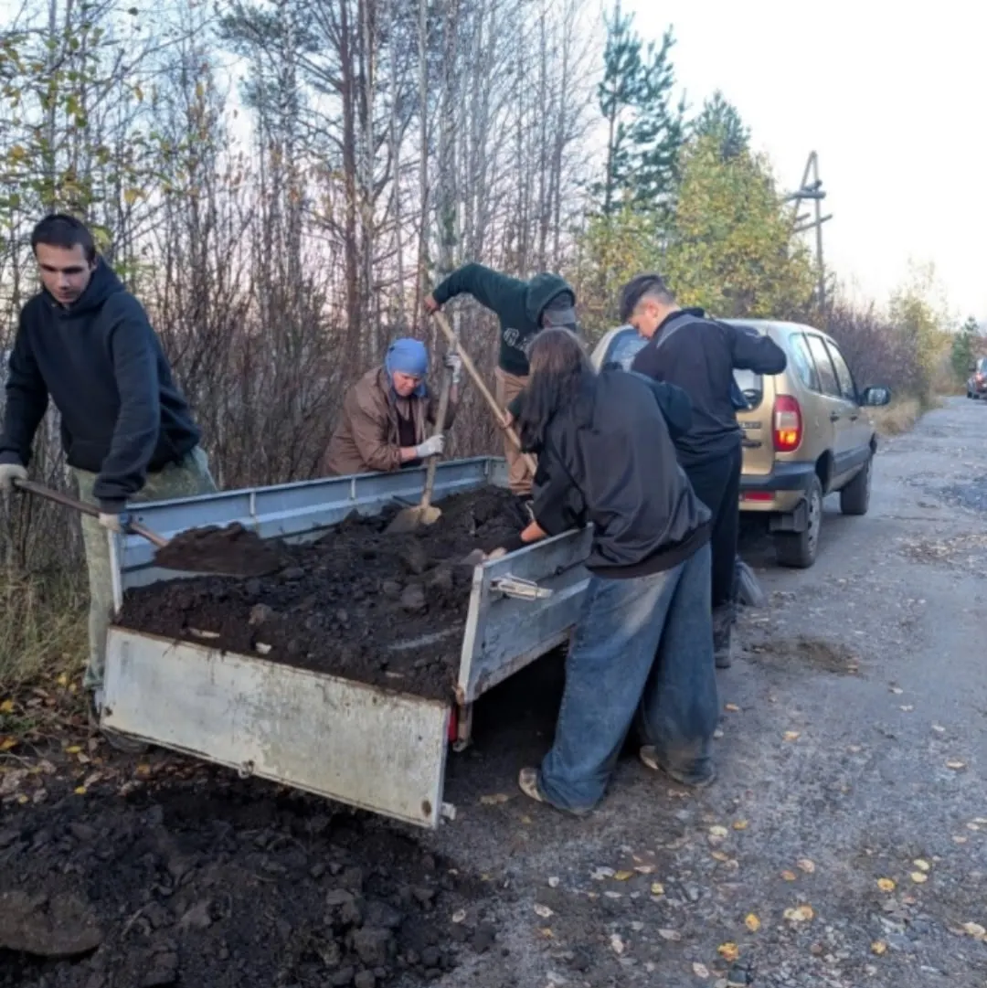В поселке Гайжево жители организуют ремонт дороги, сами собирают деньги и получают поддержку из Москвы, Санкт-Петербурга и других городов.