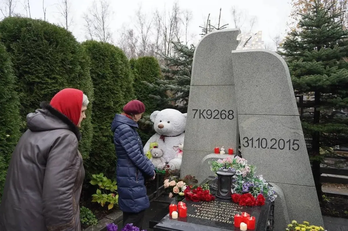 У мемориала «Сложенные крылья» на Серафимовском кладбище прошла памятная церемония.