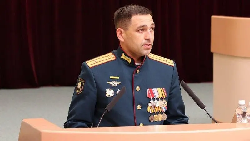 Сообщается об участии в СВО и о стажировке в рамках региональной программы «Наши Герои» под руководством заместителя регионального правительства.