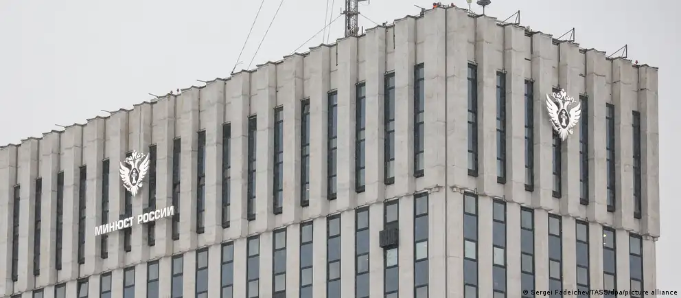 Минюст включил в реестр иноагентов две организации и журналиста, выпускавших материалы на немецком языке; речь идёт об иностранном финансировании и публикациях антироссийской направленности.
