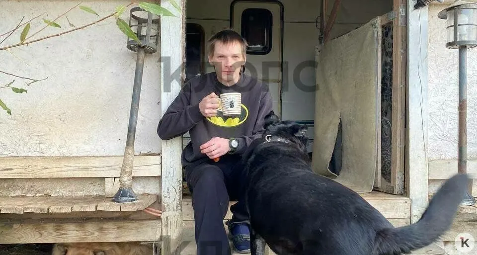 33-летний Максим, ранее проживавший в палатке у Калининграда, получил работу и новый дом благодаря помощи волонтёров и приюта.