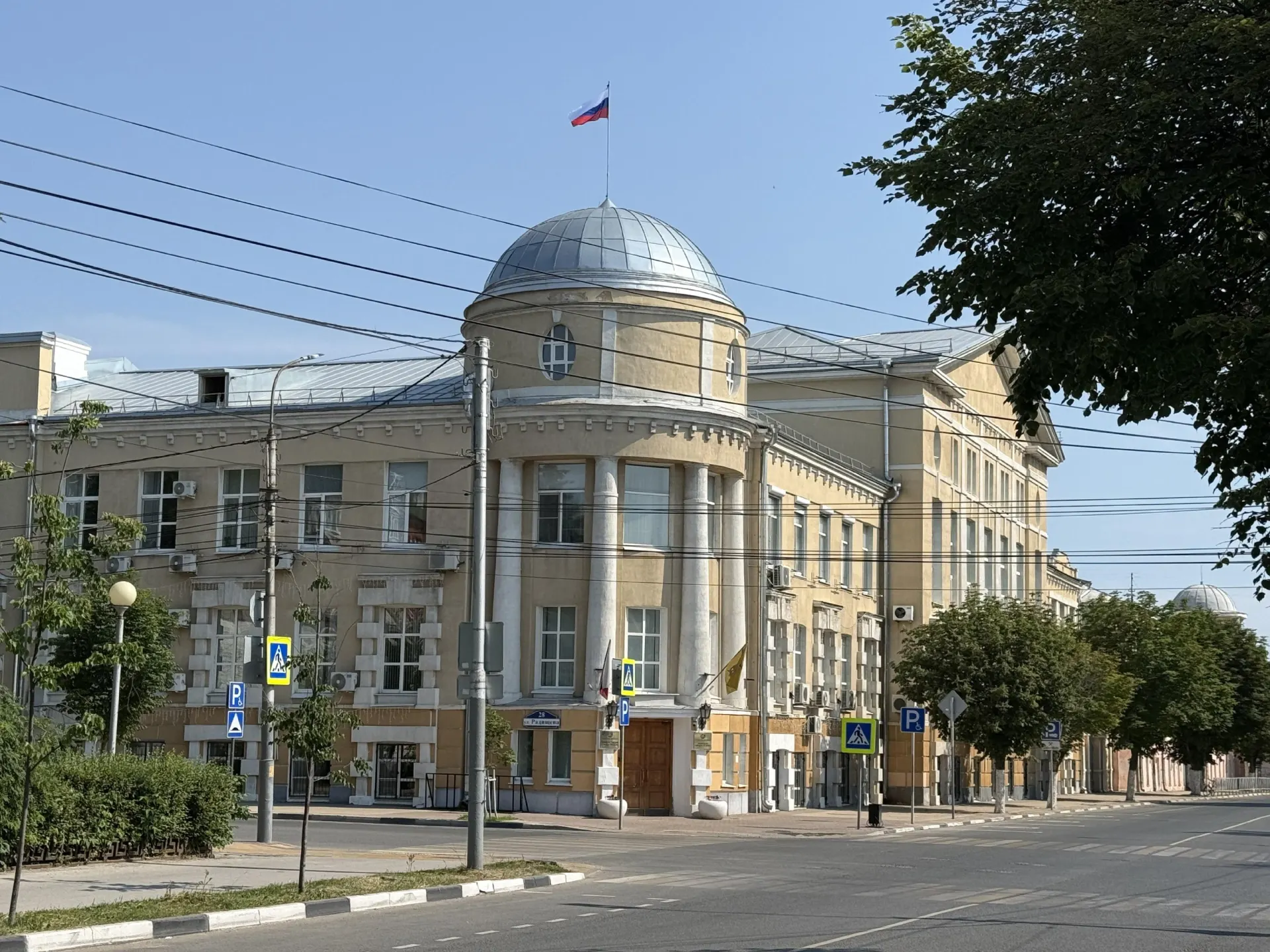 Жительница рассказала о мусоре, задержках служб и давлении за критику, заявив, что останется в городе.