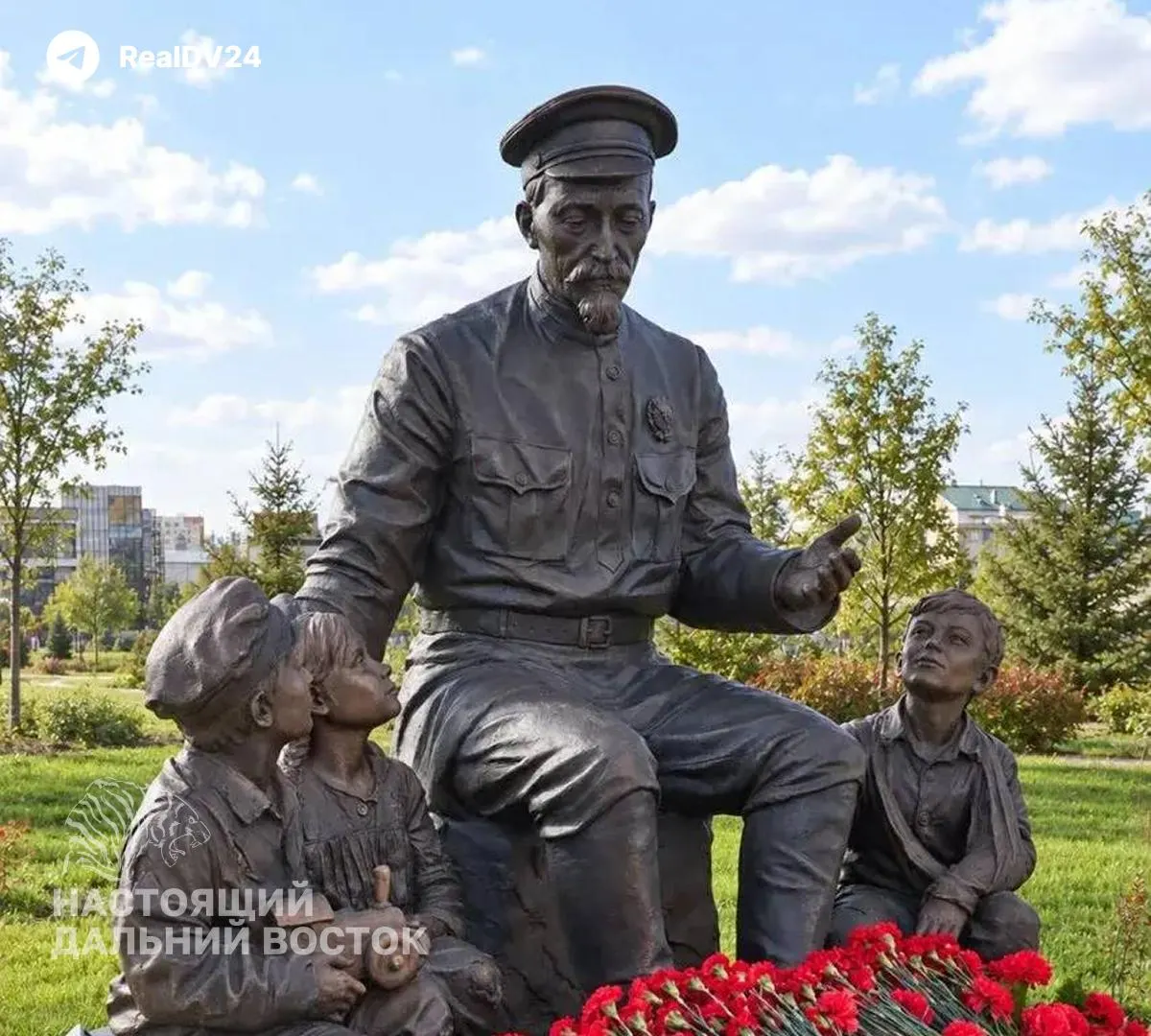 Памятник изображает Дзержинского и стал новой точкой памяти региона; церемонию посетил губернатор.