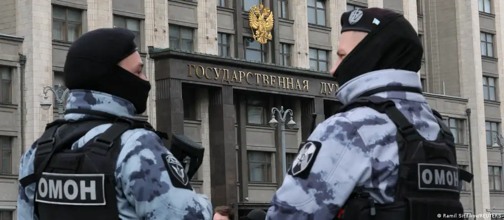 Законопроект предлагает увеличить максимальное наказание за призывы к массовым беспорядкам в интернете и за участие в них; обсуждаются меры в части использования СМИ и интернет‑платформ.