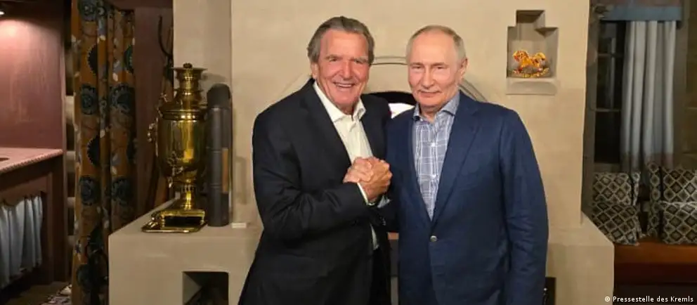 Появилось совместное фото Путина и Герхарда Шрёдера на фоне домашней печи; визит экс-канцлера сопровождался встречей с руководством торговой сети Globus.