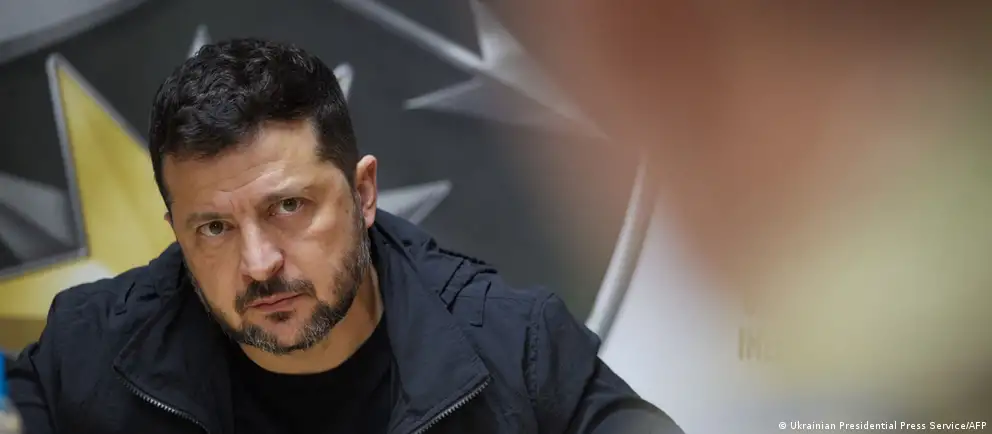 Зеленский заявил о возвращении ударов по НПЗ России после паузы по просьбе США, отметив влияние на разведданные и работу спутниковой связи. Обсуждаются новые дипломатические сценарии и влияние на ситуацию на фронте.