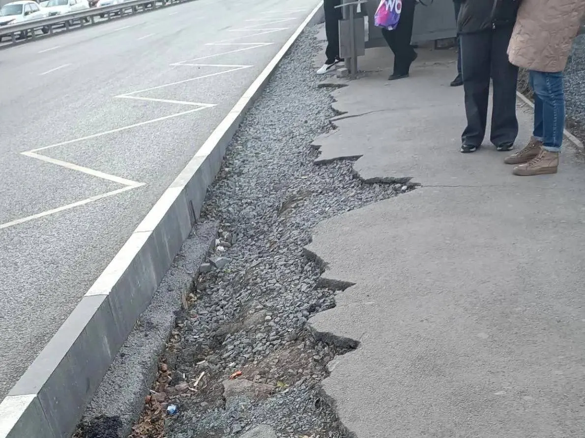 На остановках возле ЧКПЗ образовались провалы в асфальте и мусор; власти обещают привести остановки в порядок до завершения дорожного сезона.
