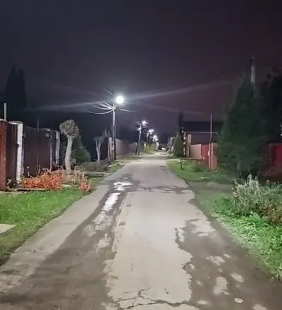 Подмосковный активист из деревни Сумароково пытается добиться запуска регулярного автобуса до станции МЦД Лобня. Чиновники поясняют, что дорожная сеть не обеспечивает необходимый уровень безопасности; забор на участке сняли. В деревне проживает 57 человек.