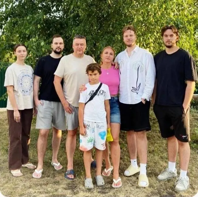 Семья Шаровых получила медаль ордена «Родительская слава» за воспитание пятерых детей; четверо старших учатся в вузах, а младший увлекается футболом. В Самарской области ещё 24 семьи награждены.