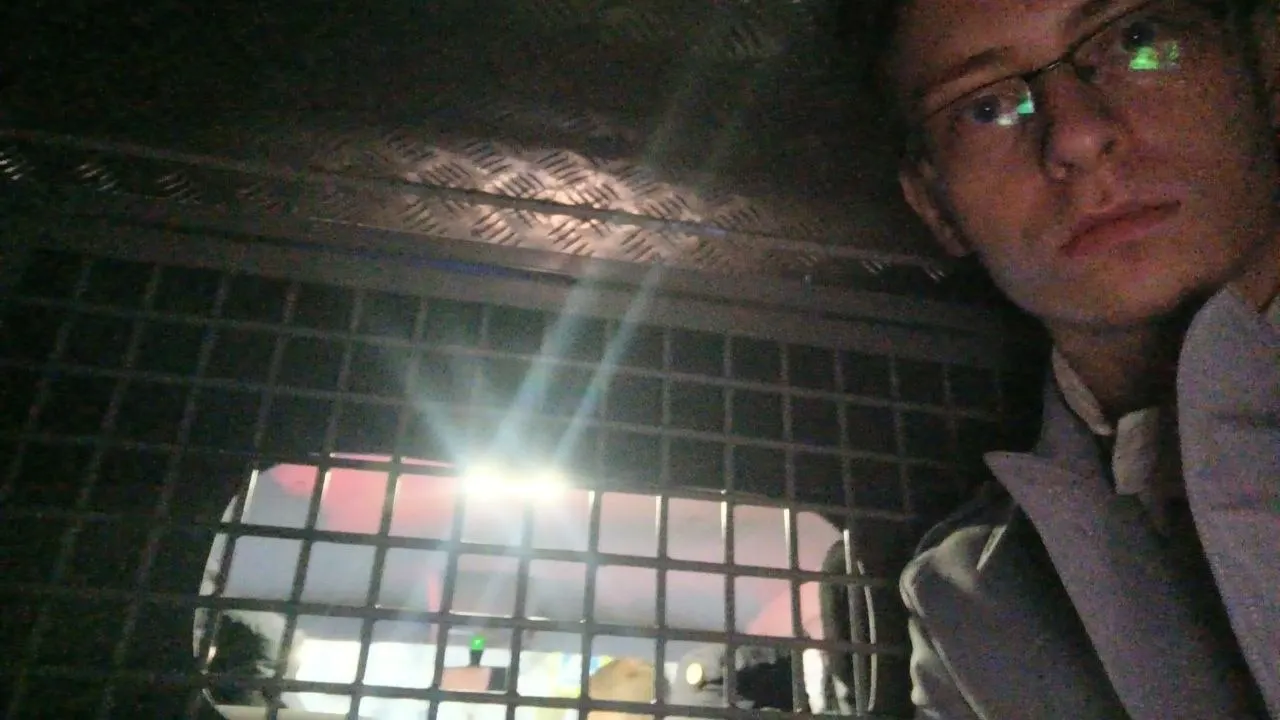 Полиция задержала активиста прямо во время пикета; он не знает, куда его повезут и какие обвинения ему предъявляют.