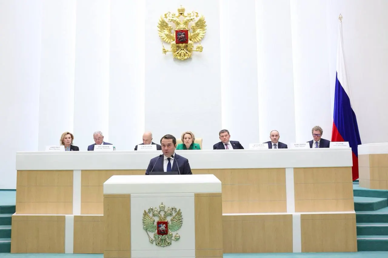 Идеи по учету реальных доходов, расходов и долговой нагрузки регионов обсуждались на слушаниях по проекту федерального бюджета во Совете Федерации, включая меры поддержки Мурманской области.