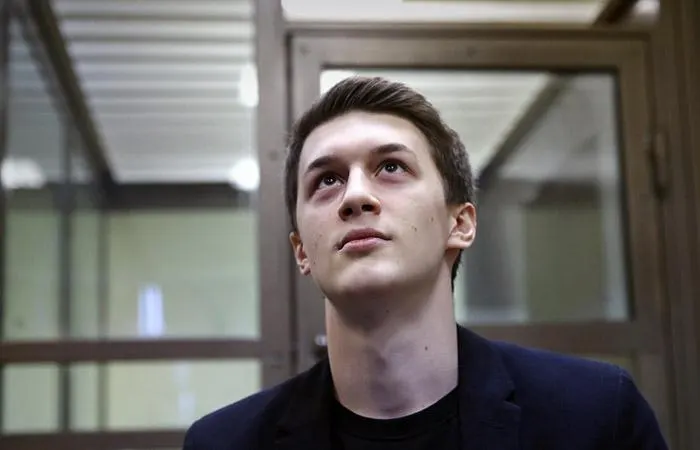 Росфинмониторинг исключил блогера Егора Жукова из перечня террористов и экстремистов; ранее его обвиняли в массовых беспорядках и призывах к экстремизму, суд вынес условный срок.
