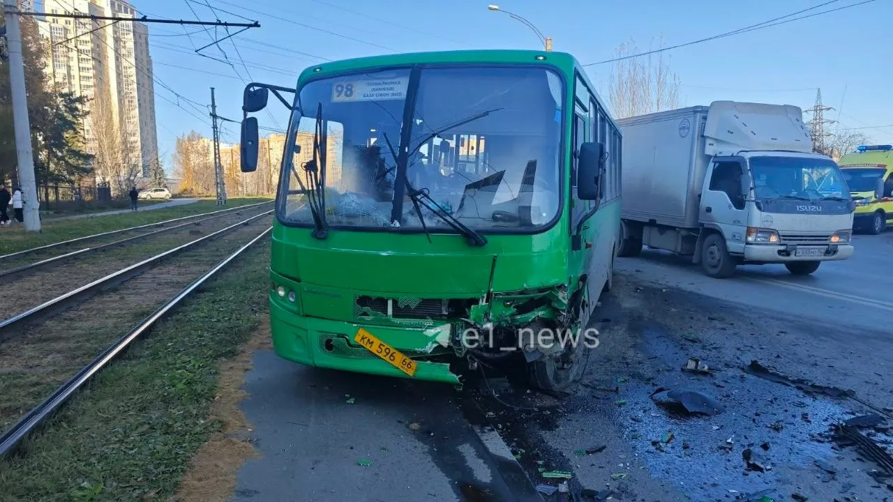 На трассе 8 Марта в Екатеринбурге произошло столкновение автобуса, в котором ехали дети, с легковым автомобилем. 16 пассажиров ранены; водитель легковушки погиб. В больнице остаются один ребенок и еще трое пострадавших в травматологии.