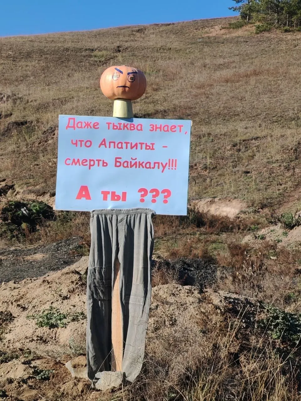 Жители села Ошурково выступают против освоения месторождения апатитов вблизи домов; проводятся акции протеста, участники выражают обеспокоенность экологическими последствиями и защитой Байкала.