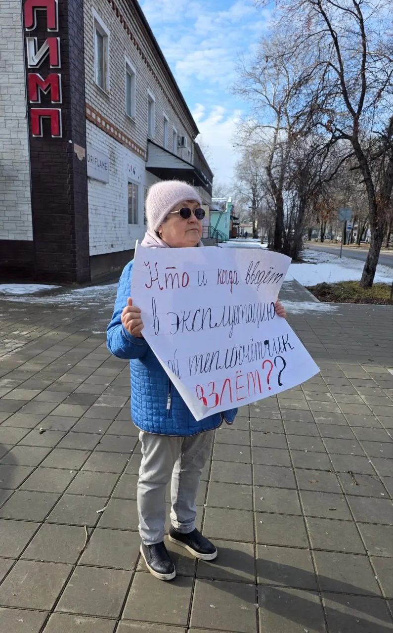 Жительница города Зея требует подключения прибора учёта тепла; задержки привели к переплате за отопление, попытки обратиться в суд и к властям не увенчались успехом, она планирует обратиться в Верховный суд.